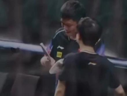 邱指擦球拍记,这些画面真美好,邱指对莎莎是越发的宠溺,最好的莎莎最好的邱指,师徒齐心协力再接再厉再创新高✊✊#小太阳孙颖莎#邱贻可 #乒乓球 #独一无二的你 cr:曙光是你、咪咕…