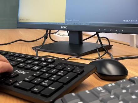 ESXi 6.7U3b安装完成后粗略设置一下IP地址及主机名,方便使用web界面访问ESXi管理界面。如需访问网络则再设置一下DNS地址。