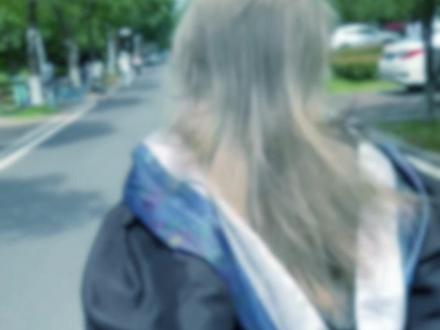 毕业啦 !!
灰领是几千呢🤔🫰
#灰发 #灰领学士服 #慢动作