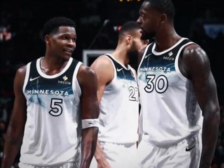 NBA知名记者沙姆斯-沙拉尼亚最新报道,森林狼主场被国王逆转吞下四连败后,当家球星爱德华兹要求管理层交易走兰德尔,让兰德尔远离球队。
森林狼过去9场比赛输了7场,排名跌落到西部第12,常规赛还剩64场,继续让这种糟糕的状况持续下去,本赛季很可能连季后赛都进不去。知情人士透露,森林狼内部的紧张局势越来越严重,连败期间不断重复相似的剧本,比赛开局阶段落后给自己挖坑,然后奋起直追反超比分,最后时刻崩溃输掉比赛。主教练克里斯-芬奇将森林狼经历的挫败描述为“土拨鼠日”,球员每场比赛重复相同的错误。
爱德华兹向来眼里揉不下沙子,说话也心直口快,他坦率地点出森林狼存在的问题就是球队内部没办法交流。“我认为,我们这支球队内部太软弱,不是面对其他球队时软弱,是我们球队内部太弱弱。”爱德华兹说道,“我们彼此之间没办法谈话交流,就像一群小孩,我就像是和一些小学生打比赛。我们真的没办法沟通,必须想办法解决问题,不能继续这样走下去了。”爱德华兹告诉球队高层,兰德尔不适合森林狼,建议让兰德尔离开这支球队,戈贝尔也持相同意见。
上赛季,森林狼打进西部决赛,管理层交易走安东尼-唐斯,换来兰德尔和迪文琴佐。经过训练营、季前赛以及一个多月常规赛的磨合,兰德尔与爱德华兹、戈贝尔之间很难产生默契,兰德尔也脱节于森林狼攻防体系。唐斯则完全融入了尼克斯体系,唐斯场均26.3分12.6篮板3.1助攻帮助尼克斯的战绩稳定在东部前四,爱德华兹心里更加不是滋味,更加不喜欢兰德尔。
让兰德尔成为爱德华兹合格的帮手非常困难,兰德尔持球的打法无法无法做到像唐斯那样,在进攻端与爱德华兹、戈贝尔很难形成默契。兰德尔和爱德华兹、戈贝尔同时出场时,森林狼进攻效率为114.4,防守效率113,正负值为 +1.4。将兰德尔换成纳兹-里德时,森林狼防守效率为105,正负值为 +6.6,数据足以说明兰德尔的防守有多么糟糕。进攻端,兰德尔也执着于个人进攻,眼里很难看到队友,森林狼输给猛龙队那场比赛,戈贝尔低位要求进行错位单打,兰德尔完全无视并选择在弧顶单打,戈贝尔和兰德尔在场上就争吵起来。
“不管我们有多少球员,大家都不能继续躲在自己的壳里对问题视而不见,也不能让彼此之间越来越疏远。”爱德华兹直接把话挑明,兰德尔不走,就把他交易走
#nba吐槽大会 #最喜欢的nba球星
#dou来新赛季 #nba #华子