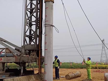 打桩机全开马力,管桩被节节按压下去50米,大开眼见。#抖音小助手 #记录工地生活