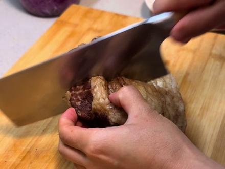 白切牛胸口,清水慢煮,原汁原味。看着白嫩,入口脆弹不腻,越嚼越浓奶香,蘸上蘸水,香到上头#晚饭吃什么 #白切牛肉