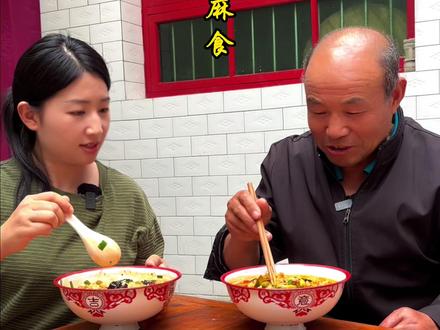 烩麻食 手工搓的麻食颗颗劲道,中间空心吸饱汤汁,裹上西红柿的酸甜、豆腐的软嫩,还有木耳和时蔬的鲜美,这一碗热气腾腾的烩麻食,是平凡日子里的家常慰藉。#新农人计划2026 #我的乡村生活 #抖音新农人 #乡村美食 #烩麻食