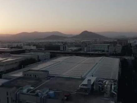 就在昨晚,光伏行业传来一个重磅消息——爱旭股份和Maxeon,这两家BC电池技术的代表性企业,终于握手言和了。一纸16.5亿元的专利许可协议,为持续两年多的跨国专利争端画上了句号。
16.5亿,这堪称中国光伏史上最大的一笔"知识付费"。
但在我看来,这笔买卖,爱旭做得值,Maxeon也得不亏,更重要的是,它释放出一个强烈的信号:光伏行业的"专利寒冬",正在悄然解冻。
让我们先聊聊这场和解的底层逻辑。
Maxeon是谁?它是全球最早量产BC组件的企业之一,手握近2000项专利,11次打破世界纪录,堪称BC技术的"鼻祖"。更重要的是,它是TCL中环的控股子公司。而爱旭股份,则是国内BC路线的坚定押注者,其ABC组件量产效率已经达到26.5%,最高组件效率24.27%,在全球市场与Maxeon正面交锋。
这场官司,本质上是一场"技术路线主导权"的争夺战。
从2023年开始,Maxeon就在德国、荷兰、欧洲统一专利法院等多地起诉爱旭侵权。爱旭也不甘示弱,积极应诉反击。双方你来我往,律师费烧了几千万,海外客户却在一旁观望,不敢轻易下单——毕竟,谁也不想买个可能侵权的产品回去。
但现在,一切尘埃落定。爱旭支付16.5亿元,分五年付清,换来的是Maxeon除美国以外的所有BC专利授权,约上千项。这意味着,爱旭拿到了全球通行的"合规牌照",海外大客户的不确定性彻底消除。
更妙的是,爱旭已经开始"反向收费"了。
据公司透露,他们已经在向客户收取每瓦0.02元的专利费。按照他们的定价模式,ABC组件价格等于TOPCon市场价,加上BC技术溢价,再加上专利费。如果未来五年销量超过165GW,平均每瓦的授权成本甚至低于1分钱。
这是什么概念?爱旭正在从"产品制造商"转型为"技术价值定义者"。 不仅不用交专利费,还能靠专利赚钱。这种商业模式的跃迁,远比16.5亿的代价更有价值。
而Maxeon这边,虽然放弃了诉讼,但拿到了真金白银的授权费,还消除了爱旭这个强劲对手在专利上的反击风险。更重要的是,TCL中环可以借此推动适度一体化战略,强化在BC电池组件端的市场地位。
但这笔和解的意义,远不止于两家企业。
如果你关注光伏行业,会发现一个明显的趋势:从2025年底开始,专利战正在全面降温。
#爱旭股份 #TCL中环 #光伏专利 #光伏行业 #晶科能源