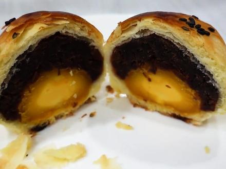 蛋黄酥是如何制作出来的#烘焙 #蛋黄酥 #纪录片 #烘焙