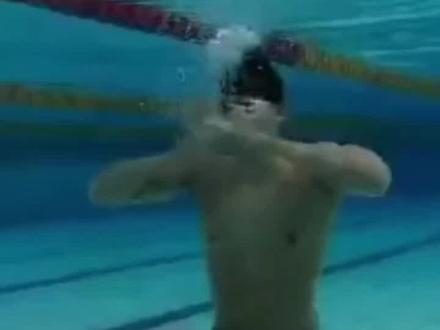 谁还不是个可爱的宝宝?汪顺在水下发射爱心泡泡