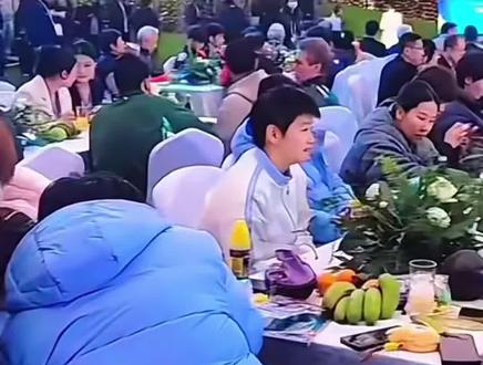 26.2.3莎和楚钦海南晚宴放烟花,🦁️你看烟花时是否在想还是我上次放的好看嘿嘿