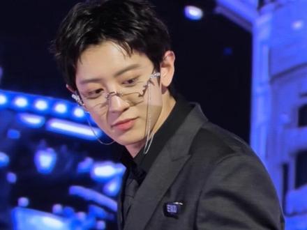 他来了他来了他带着晚安大小姐走来了
@CHANYEOL
#朴灿烈 #exofm #exo