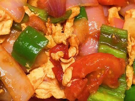 洋葱炒蛋是很有营养还可以剪纸的,但是很多人受不了它的辛辣味,加上番茄和辣椒同炒就可以了 🥳#减脂餐