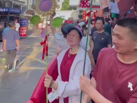 高考现场高举985211向日葵,自带椅凳等孩子下考爸爸:必须占C位!最先发现爸妈的还得是女儿 #青春的答案 #媒体精选计划 #2025高考 #长沙 #高考