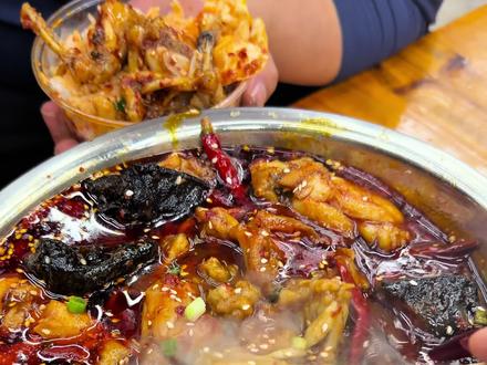 长沙无敌巨好吃的臭豆腐牛蛙!!料巨多!!蛙好肥美!!好吃到无语…#长沙 #长沙美食 #臭豆腐 #牛蛙 #长沙旅游攻略