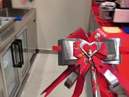 应广大网友强烈要求,魔法棒已经出来了。蜜雪冰城的四杯保温袋不太好弄,得用双面胶驯服它。#魔法棒 #魔法棒教程 #蜜雪冰城#蜜雪冰城魔法棒 @抖音小助手