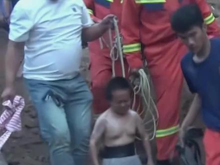 6月26日(发布),河北,“我个子小 让我试一试吧!”,三岁男孩不慎掉入15米的深井里,身高一米的赵成龙挺身而出下井救人,网友:这一刻他比任何人都高大!!#救人瞬间 #救人英雄