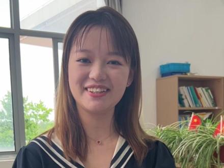 北大学姐回母校招生
北京大学大三学生徐馨怡在高考查分这天回到自己的母校南陵中学,她告诉我们,这次回来一方面是看看老师,另一面她也是代表北大来学校进行招生工作。#高考 #北大 #金榜题名