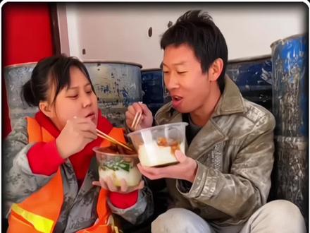 宠妻农民工杰哥把日子过成了百万女性羡慕的模样#感人 #感人一幕 #农民工 #生活 #夫妻