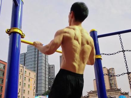 多少个引体向上可以解锁双力臂?解锁双力臂的关键并非单纯依赖引体向上的数量,而是力量爆发、动作技巧与身体协调性的综合能力。虽然部分观点认为需完成10~15个标准引体向上就可以解锁,但实际案例显示,有人仅能做2~5个引体向上即可完成借力双力臂,而能做20个引体向上却无法解锁双力臂的情况也很常见。核心差异在发力模式:普通引体向上:直上直下,依赖背阔肌持续发力,目标为下巴过杠。 双力臂:需“C”字形轨迹(身体前摆→爆发拉高→翻腕→撑起),要求胸口或腰部过杠,为翻腕创造空间。若引体向上≥10个且能完成“撞胸引体”(胸口触杠),说明基础力量达标,重点转向技巧训练。1.爆发拉高训练:可以通过变握距引体或击掌引体来强化上拉速度。2.翻腕支撑力训练:单杠臂屈伸:从支撑位缓慢下放至手臂弯曲90°,再推起。强化肱三头肌及手腕稳定性。3.摆浪引体:利用臀部摆动惯性,在身体前摆时爆发拉高,模拟“C”形轨迹。训练中务必注重动作质量,避免关节损伤,高个子或大体重者需更耐心强化基础力量。视频中组间休息90~120秒#引体向上 #双力臂 #背部训练 #健身干货 #精神氮泵