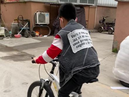 好多小朋友要看实物拍摄视频,来给大家炸一个雷,22寸白色山地车实拍,骑行身高1.4米左右!