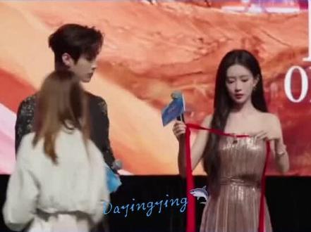 @何与happy 尬场现场!太尬了!耀客2026新剧发布会,何与闪耀香港发布会现场,《百花杀》大爆#百花杀何与 #百花杀大爆 #何与孟子义 #抖抖好心情