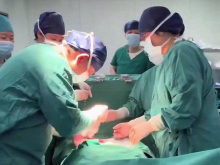 2月27日(报道时间),#24岁新疆妈妈在武汉生下五胞胎 孩子爸爸:名字已取好,心情像过山车,产科专家李家福:罕见!属高危妊娠,曾给予减胎建议,但夫妻俩不忍心