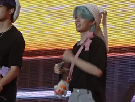 苏新皓《阿姨之歌》
看完的人无法保持苹果肌扁平#苏新皓#新音#苏新皓蓝发造型 #直拍