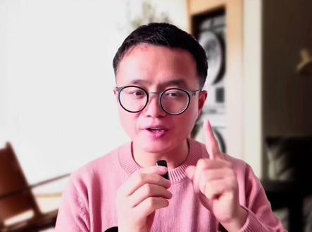 1分钟说清如何购买吉隆坡Touch & GO公交卡 1分钟说清如何购买吉隆坡Touch & GO公交卡以及如何充值?这是吉隆坡及其周边地区最方便的支付方式,一张卡就能搞定吉隆坡所有的交通工具,包括地铁、轻轨、单轨、机场快线、城际火车以及公交车等,那么在哪里可以买到这张卡呢?现在在机场或者KL Sentral都能购买,如果是在吉隆坡机场,不管是在T1航站楼还是T2航站楼
都可以在机场快线KLIA Ekspres的售票窗口购买,也可以在这种蓝色的自助售卡机上购买,如果是在KL Sentral,在L2层就有Touch & Go的服务网点~
#吉隆坡 #吉隆坡公交卡 #吉隆坡TNG卡 #吉隆坡交通攻略 #touchandgo