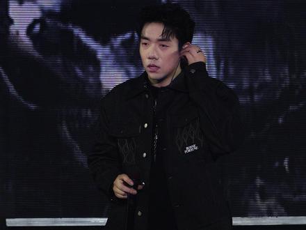 她在思念什么 每日每夜.
#茶花开了 #加木