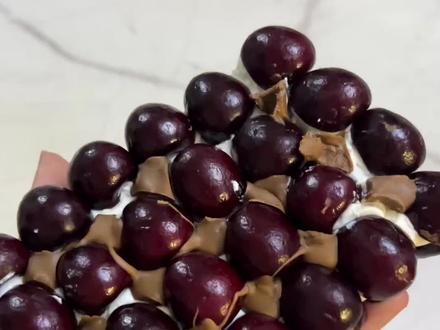 车厘子➕巧克力➕冷萃酸奶=王炸❗这一口下去太满足了#简直不要太惊喜 #车厘子奶砖#对自己好点