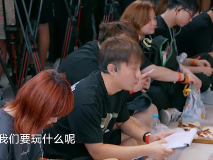 0713男团来到#打卡吧吃货团 由于6v2人数太少,现场开始临时扩团!好家伙,这扩团选举简直就是 @张远Bird 和 @苏醒AllenSu 的吃瓜现场啊!! #苏醒张远扩团现场吃瓜