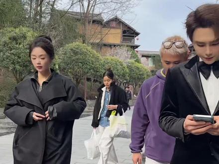 龙浩天今天看到斤宝太开心了