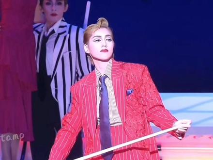 #宝冢歌剧团 #爱华みれ tamo: 我可是清正美的代表!一向很正经,偶尔有点抽,那是因为我们四个聚在一起时话太多,根本不按台本走,再说释放释放天性怎么啦!虽然我身边有那么多女孩子,但我只爱鸟姐,当然以后我的儿子也继承了我的优点,专宠媳妇😏
豆子os: 他某哥的颜我是很服气的!让我印象最深的就是亚洲秀那一场,虽然造型有点雷人,但我觉得咱哥是真hold住!!中间有场应该是雷贡舞,一出场金灿灿的真的很美啊!还有饰演的斯嘉丽真的不怎么违和除了偶尔冒出来的男役嗓哈哈哈哈哈哈🌚