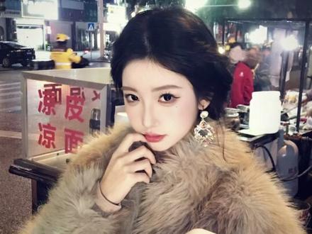 诡秘我们再也不用为了出片去吃漂亮饭了…
#古早感 #路边摊 #千金感 #周幼琳