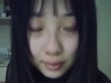 这20年间,我无数次想要轻生,我挺过来了,挺过来校园暴力,挺过了不被理解,挺过了那些不存在的谣言。我在想,是不是我的一生要永远这样坎坷。
今天是我的生日,甚至我都忘记了,只有小姨记得,回到家没有蛋糕,没有祝福,依旧是20年如一的打压,我不怪谁,只怪自己没有考上高中,怪自己渴望被肯定,可这20年,我等不到一句。没关系。
朋友为我订了蛋糕,这是我见过最漂亮的小狗蛋糕。
我收到了这人生中最贵重的东西,但我收到的第一反应是我该如何偿还?但问大家却说这是我应该得到的,我值得。
没有人把我当小孩,我也从不觉得我值得,但今天我好像一个小孩一样一直哭一直哭。
我想20岁将是我的新生,我将变得更好。#今天不当公主当寿星