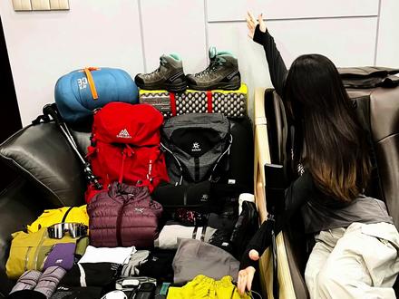 马上就要去爬人生第一座6000米雪山啦!给大家看看我都准备了哪些装备吧~由于担心玉珠含氧量相对较低和首次尝试6000不清楚大本营和C1将会存在什么问题,所以以防万一把该带的都带了,另外有两套冲锋衣是准备测评一下,所以一起统计进本次“旅途”里啦。等我登完雪山回来后再给大家好好筛选下哪些必须要带或可带可不带或哪些不需要喔~#户外徒步登山#玉珠峰 #慕士塔格入场券 #户外装备 #户外穿搭