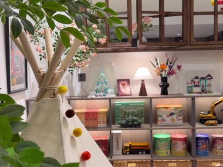 手搓一扇窗|中古风假窗户 保姆级教程(附设计图) 被姐妹们催更的中古风假窗户教程来啦~
视频有点长,
有需要的宝宝们一定要认真看完哦~
-
1️⃣尺寸设计
首先确定准备安装假窗的这面白墙尺寸,我画了设计图,分为:镜子,窗框,窗扇,窗台四个部分。
(之前我咨询过好几家制作成品假窗的商家,动辄两三千,为了让大家能更好的抄作业,我想到了用画框代替窗扇的方法,把DIY的成本压缩到了最低。)
-
2️⃣准备材料:
镜子、木条、画框、层板、支架螺丝、合页、木器漆等
(详情如视频所示)
-
3️⃣改色
画框是榫卯结构的,很好组装,一共是四个,木条长度有富余,方便现场裁切,把画框和木条刷漆改色,我用的是装修剩下的木器漆,胡桃木色很复古~
4️⃣安装镜子
师傅上门安装玻璃镜子(不建议亚克力镜子,成像会变形,没有质感且及其容易刮花),这是一块长2米3,高1米的大玻璃镜子,厚度5mm,安装后大概凸起于面部墙面7mm。
5️⃣安装窗框
根据镜子的尺寸来现场裁切木条,用5公分长的木工螺丝把它们组装在一起,形成一个窗框,放上去比一下,非常合适,拿这种8mm木楔子把窗框隐形上墙,担心不牢固的话可以在四角打点胶加固,窗框就完成了。
6️⃣安装窗扇
接下来在画框上安装这种合页,每扇窗我安装了3个,然后把它们挨个儿固定到窗框上,注意窗扇与窗框之间,上下都要留一点缝隙,方便开合。
7️⃣安装窗台
在木板侧面垂直向下开四个孔,墙面对应处也开四个孔,拧入这种层板专用螺丝,再插入开好孔的木板,这样窗台就完成啦
8️⃣装饰
自此,空荡荡的白墙上变出了一扇窗,它可以像真窗户那样自由开合,任何角度都可以,再摆上一些漂亮的装饰和花束,真的太美啦!
对面再摆放一颗仿真树,折射出绝美光影,这一片暗暗的区域也明亮了好多!
房子哪有样样都完美呢?
这一刻,我与树景房的遗憾和解了!
-
设计图和材料清单放在视频最后啦,有需要的姐妹可以截图保存哦!截图看不清的姐妹也可以💌我要原图~
-
#假窗户挑战 #我在室内开了扇窗 #家居diy #拯救大白墙 #假窗户