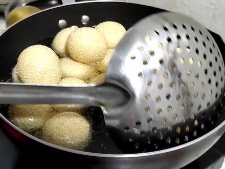 不加泡打粉,无添加,教你做健康麻团,2个关键步骤,个个空心