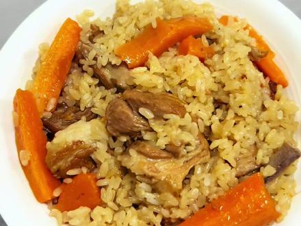 0失败电饭煲新疆羊排手抓饭,香到没朋友
今天分享一道电饭煲就能搞定的顶级美味,厨房小白也能秒变大厨!
✅ 准备材料: 羊排500g、大米(2-3人份平时吃饭的量)、洋葱半个、胡萝卜2根(大概350g)
✅ 步骤:
1⃣️ 大米提前泡1小时。
2️⃣羊排下锅两面煎到金黄盛出备用。
3️⃣下洋葱丝煎到金黄再下羊排,倒适量生抽翻炒几下。
4️⃣加入一半切条的胡萝卜,翻炒几下。
5️⃣倒开水没过食材,盖盖中小火煮20-30分钟。
6️⃣开盖简单家加盐、味精、白糖调味,然后倒入电饭煲,加剩下的一半胡萝卜和泡好的米,汤汁与米饭齐平就行,不要没过。
7️⃣正常煮饭模式
8️⃣ 拌匀开吃!
真的香到没朋友!羊油把每颗米都包裹得晶莹油润,羊排一抿就脱骨,你们一定要试试!
#电饭煲美食 #美食教程 #手抓饭 #羊肉的吃法 #饭菜一锅出