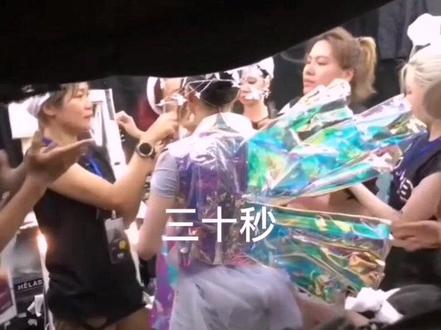 女歌手演唱会后台换衣服,都是按秒计算的#张韶涵@抖音小助手