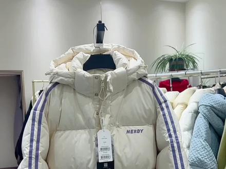 折扣店的货哪哪都好,就是断码,只有一件L码,不要怀疑是不是正品了,卖假的就不让它断码了,正品正品正品#品牌折扣 #她家衣服质量好还不贵 #同城好店推荐 #羽绒服 #品牌撤柜