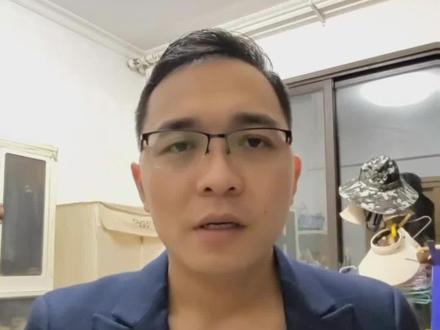 如何从丧偶的悲伤中走出来?做好这4件事 这几天很多粉丝跟我说,丧偶之后一直走不出来,整天陷在悲伤里。有的甚至恨不得一觉睡过去就不再醒来,跟着爱人一起走,看着真让人心疼。
那如何从丧偶的悲伤中走出来呢?关键做好这四件事。
第一,接受现实。
从心里真正接受爱人已经离开的事实,不逃避、不否认,接受了,才是转身面向未来的转折点。
第二,正视伤痛。
别总假装坚强,也别压抑自己的情绪,看见自己的痛,承认自己的痛,才是治愈的开始。
第三,学会适应。
慢慢适应没有他的日子,重新找回自己的生活节奏,从吃饭、睡觉这些小事一点点调整过来。
第四,重建自己。
戒掉对他的依赖,学会独处,种花,做菜,跳舞,旅游,养养猫狗,找到自己的目标和奔头,往后余生,好好为自己而活。
真正的放下,不是忘记,
而是带着他的爱,好好活下去。
#中老年情感 #治愈 #丧偶 #情感感悟 #晚年生活