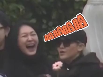 大s雕像揭幕后,小s突然在雕像前放声大笑,笑声老远都能听到#娱乐明星资讯 #大s雕像 #大s纪念雕像