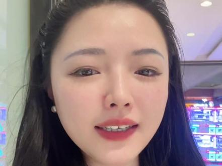 阿嬷的情书 身处浮躁薄情的年代,这部潮汕故事,把最纯粹的深情娓娓道来。
早早窥见影片碎片,完整观影后后劲依旧浓烈。
怀着潮汕儿女的情怀前来支持,奈何无缘原声方言版本,普通话配音少了地道风骨。不知影片有无删减,镜头间的巧思没能细细品味,但跨越岁月的情愫,依旧直抵心底。
#潮汕电影 #阿嬷的情书 #电影 #潮汕