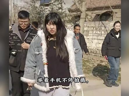 大衣哥女儿回门,全素颜满脸不高兴,丈夫陪伴左右#大衣哥女儿朱雪梅#大衣哥女儿结婚了#热点#娱乐评论大赏 #上热搜
