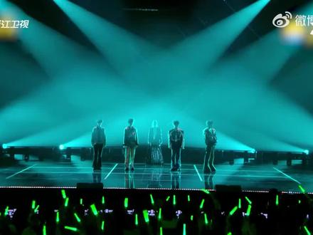 #乌兰图雅TFING合唱套马杆 乌兰图雅和TF_ING童禹坤、邓佳鑫、穆祉丞和张子墨在有歌第二季舞台全新演绎《套马杆》。“套马的汉子你威武雄壮,奔驰的骏马像疾风一样,一望无际的原野随你去流浪,你的心海和大地一样宽广”每一句歌词都充满了草原上的豪迈与自由,一同感受这份驰骋天地间的洒脱与随性吧! #乌兰图雅 #TF #套马杆 #邓佳鑫