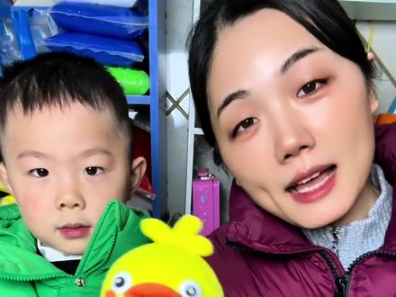 #简单粘土手工 空瓶粘土再就业!和儿子做的小鸭摆件太治愈
谁懂啊!二刷亲子手作黄小鸭,快乐直接翻倍!空瓶子+废纸球+粘土,成本几乎为零~黄粘土裹瓶做身体,废纸球捏圆当脑袋,蓝色围巾一系氛围感拉满!娃随手点的小装饰,丑萌丑萌的超可爱~你们家娃做手工会有什么奇奇怪怪的创意?评论区晒出来!
#亲子DIY #变废为宝手工 #粘土教程 #萌娃日常