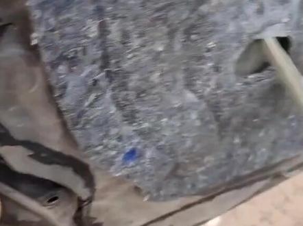 如何更换左前门玻璃升降器电机总成!来!