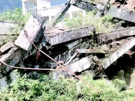 四川乐山市井研县突发3.7级地震,多地市民表示有明显震感!这次地震究竟有多强烈?又带来了哪些影响?让我们跟随环宇参知的镜头,一起去现场看看吧!
据中国地震台网正式测定,北京时间2025年1月21日18时45分,在四川乐山市井研县发生了一场3.7级地震,震源深度达到了9公里。这次地震的位置是北纬29.54度,东经104.04度。由于震中位置接近人口密集区,乐山市距离震中仅27公里,成都市距离震中也仅有124公里,许多市民都表示感受到了强烈的震感。初步报告显示,地震导致部分房屋出现了不同程度的损坏。
地震发生后,乐山市相关部门立即启动了应急预案,迅速组织救援队伍前往灾区进行排查,确保受灾群众的生命安全。同时,相关部门也加强了对市民的安全提醒,以防备可能发生的余震。我们知道,地震是地球内部能量释放的一种形式,与板块运动和地质活动密切相关。此次地震事件再次提醒我们,加强地震预警和防范意识至关重要。
在视频中,我们可以看到救援队伍正在紧张地进行排查工作,确保没有遗漏任何一处安全隐患。同时,我们也采访了一些受灾群众,他们分享了地震发生时的经历和感受。通过他们的讲述,我们可以更加深刻地认识到地震带来的危害和防范意识的重要性。
地震作为一种自然灾害,虽然无法完全避免,但只要我们加强防范意识,提高应急救援能力,就能够最大程度地减少损失。如果你也想成为应急救援达人,就加入我们吧!更多前沿资讯,尽在环宇参知!别忘了在评论区分享你的看法哦!