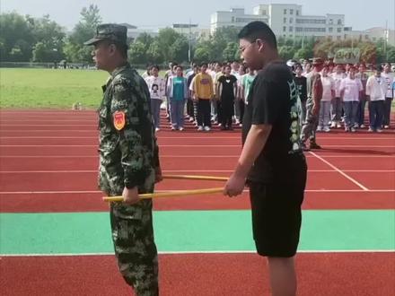 9月2日,江苏连云港。#教官用扫把杆帮学生纠正顺拐:松手变原样,半小时才纠正过来。
