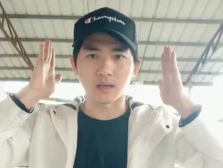 很多人说断头舞是用了特效,其实并不是,来跟着我学就有特效效果了#断头舞 #抖音小抖音助手