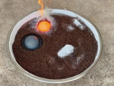 把1000度铁球和干冰同时扔进50000只红火蚁里!会发生什么事?#红火蚁入侵 #入侵物种 #干冰#高温铁球