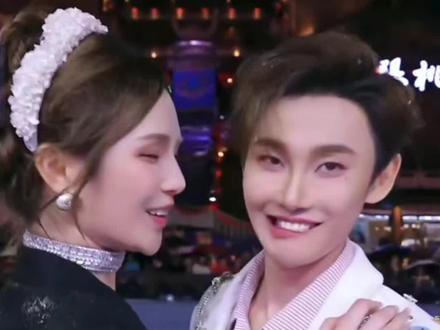 #龙浩天 #龙浩天瑶瑶 #troublemaker #甜甜的 #太好嗑了 队长和瑶瑶跳trouble maker了,这次的好甜啊!瑶瑶直接上手摸队长肩膀了,队长这牙齿又感冒了,这画面真甜啊!太好嗑了@龙浩天🐲 (4.10中午12点生日庆) @龙浩天🐲(生活号) @AI瑶瑶☀️ @瑶瑶小撑腰☀️